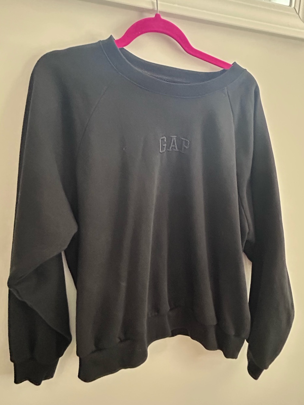 GAP Men’s Black Crewneck Pullover with Subtle Logo L